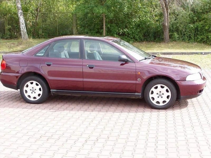 Gebraucht Audi A4 125 PS (91 kW) 1997 Rot Limousine