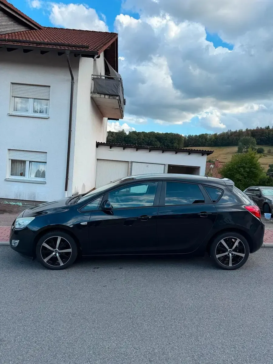 Gebraucht Opel Astra 105 PS (77 kW) 2011 Schwarz Limousine