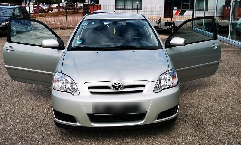 Silber Gebraucht 2004 Toyota Corolla Kleinwagen | 3.200 € (Fairer Preis) - Bild 1/4