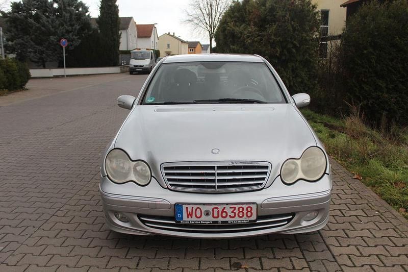 Silber Gebraucht 2004 Mercedes C220 Elegance Limousine | 2.000 € (Fairer Preis) - Bild 1/4