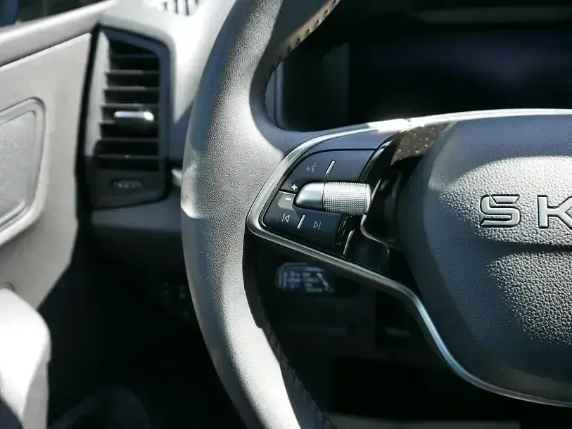Gebraucht Skoda Karoq Selection 150 PS (110 kW) 2025 Gletscherweiß metallic SUV