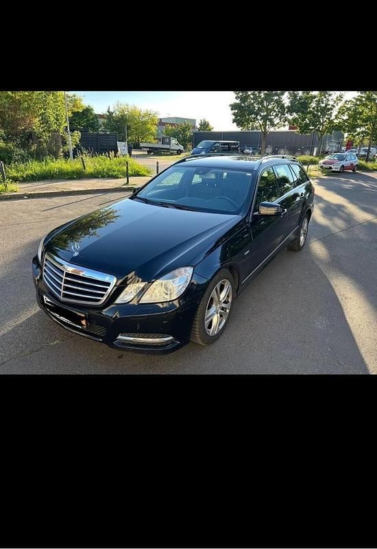 Schwarz Gebraucht 2012 Mercedes E200 Kombi | 5.150 € - Bild 1/4