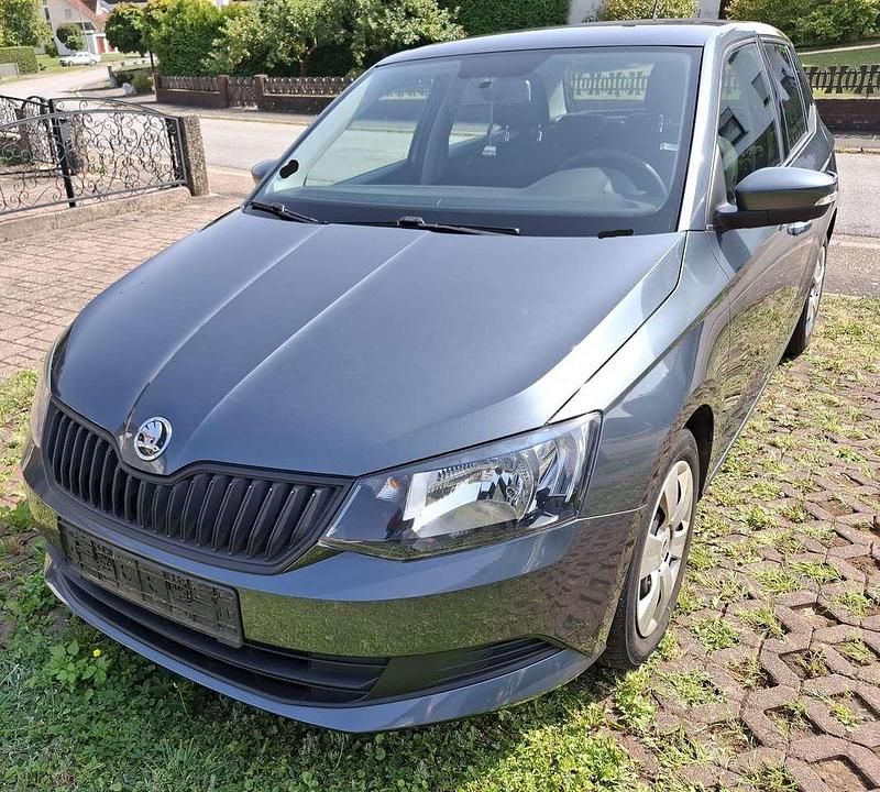 Grau Gebraucht 2016 Skoda Fabia Cool Edition Limousine | 9.300 € (Fairer Preis) - Bild 1/4