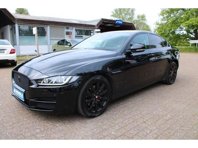 Narvik black Gebraucht 2017 Jaguar XE Pure Limousine | 16.799 € - Bild 1/4