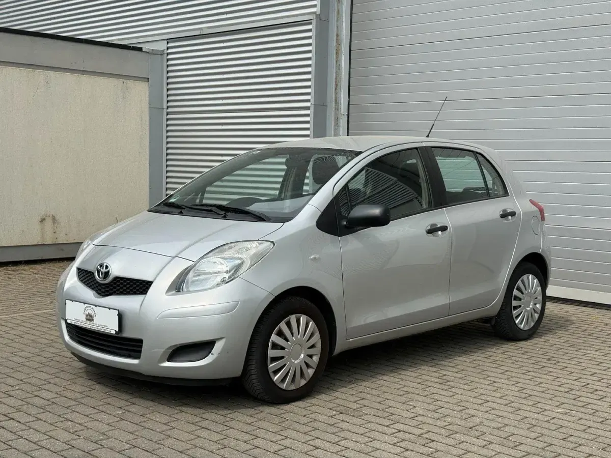 Gebraucht Toyota Yaris Cool 69 PS (50 kW) 2011 Silber Kleinwagen