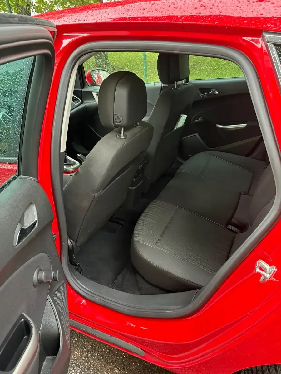 Gebraucht Opel Astra 120 PS (88 kW) 2011 Rot Limousine