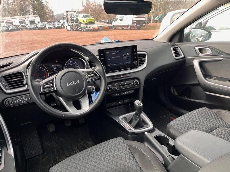 Gebraucht Kia Ceed Play 120 PS (88 kW) 2023 Yucca steel Kleinwagen