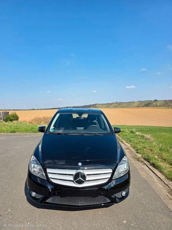 Gebraucht Mercedes B180 122 PS (89 kW) 2012 Schwarz Van / Kleinbus