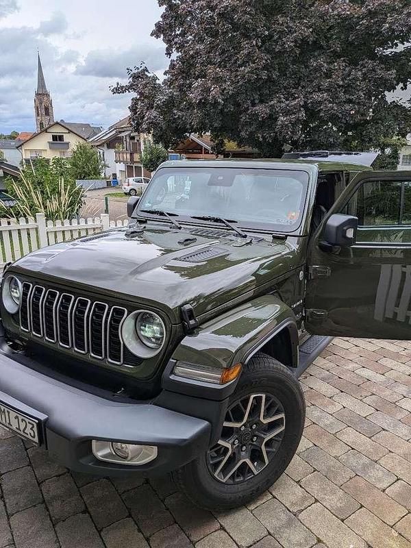 Grün Gebraucht 2024 Jeep Wrangler Unlimited SUV | 58.500 € (Fairer Preis) - Bild 1/4