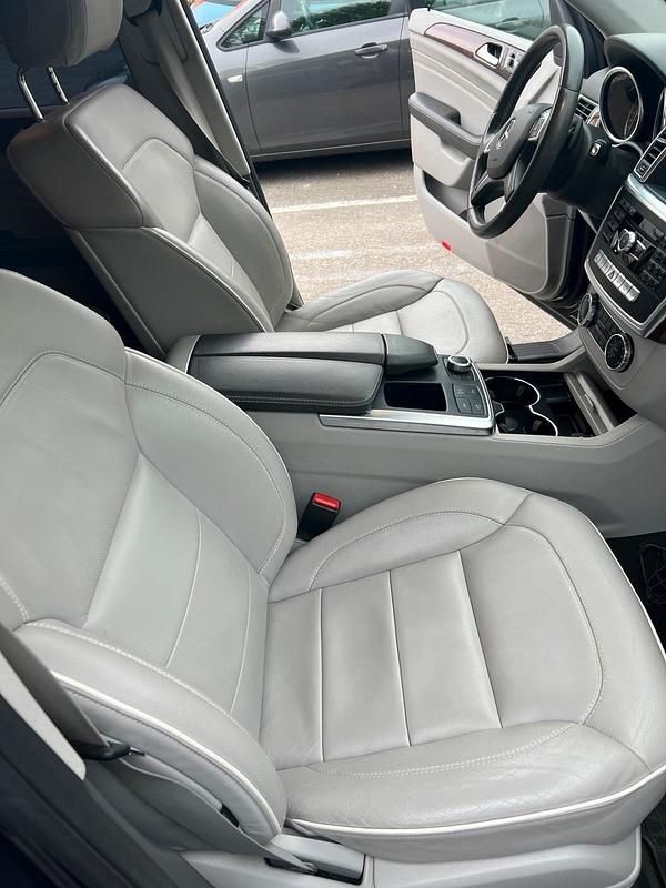 Gebraucht Mercedes ML350 258 PS (189 kW) 2012 Andere farben SUV