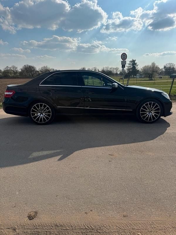 Gebraucht Mercedes E220 AMG line 170 PS (125 kW) 2011 Schwarz Limousine