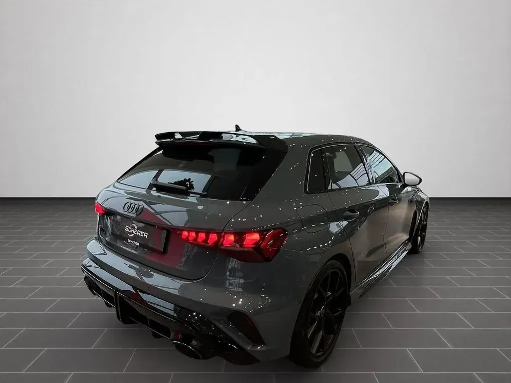 Gebraucht Audi RS3 Sport 400 PS (294 kW) 2025 Grau Limousine