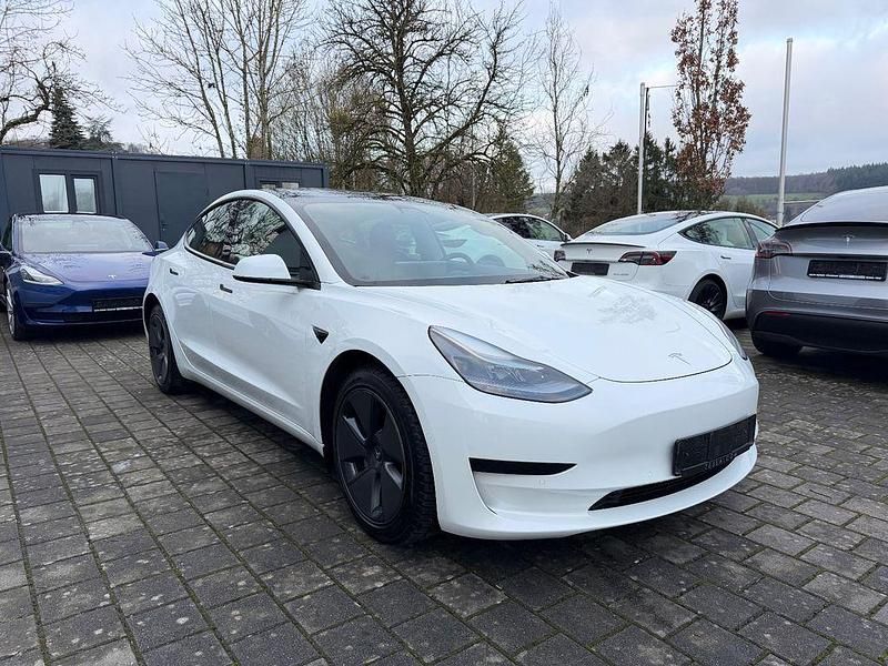 Weiß Gebraucht 2021 Tesla Model 3 Standard Range Plus Limousine | 20.950 € (Superpreis) - Bild 1/4