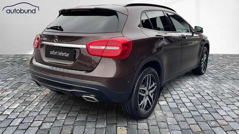 Gebraucht Mercedes GLA180 Urban 122 PS (89 kW) 2016 Braun / orientbraun SUV