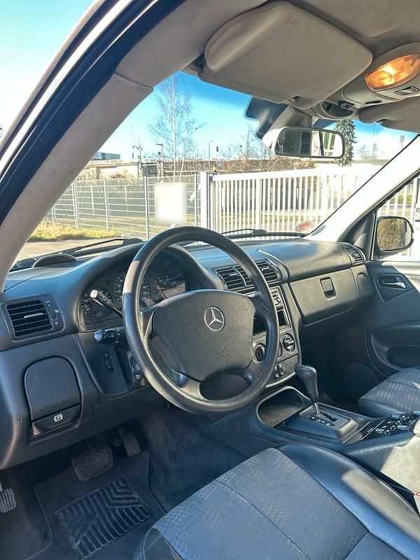 Gebraucht Mercedes ML270 163 PS (119 kW) 2001 Grün SUV