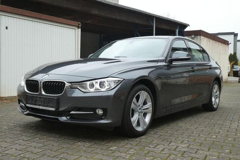 Grau Gebraucht 2014 BMW 318 Sport Line Limousine | 10.900 € (Fairer Preis) - Bild 1/4