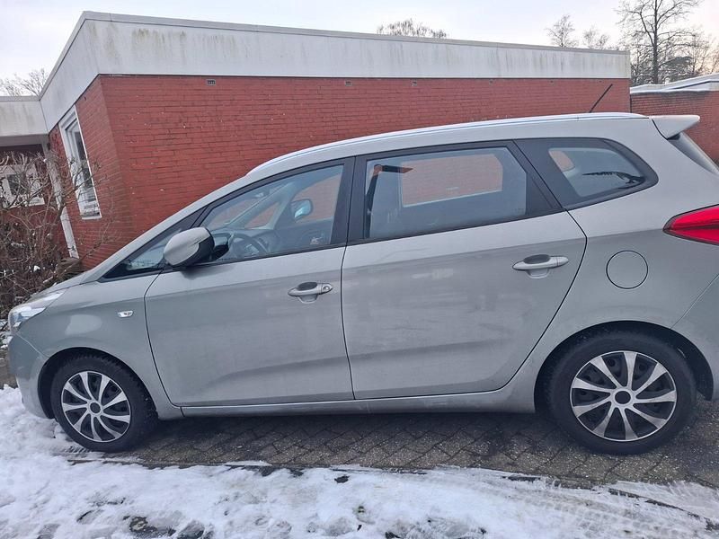 Gebraucht Kia Carens 135 PS (99 kW) 2013 Grau Van / Kleinbus