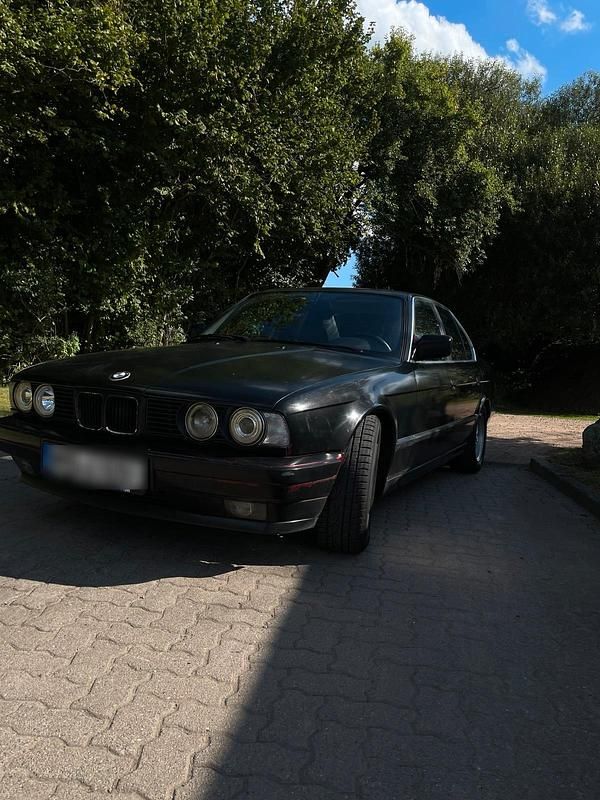 Schwarz Gebraucht 1992 BMW 520 Limousine | 4.199 € - Bild 1/4