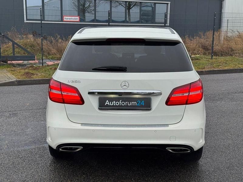 Gebraucht Mercedes B250 AMG line 211 PS (155 kW) 2018 Calcitweiss/zirrusweiss Van / Kleinbus