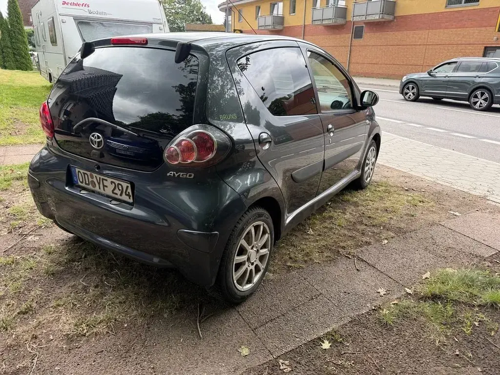 Gebraucht Toyota Aygo 68 PS (50 kW) 2012 Grau Kleinwagen