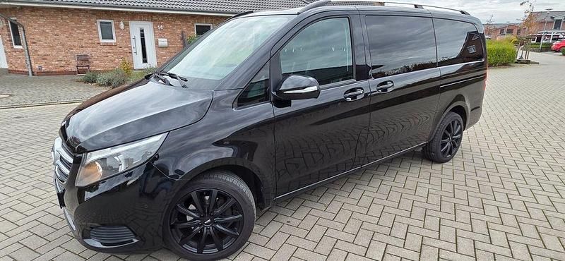 Schwarz Gebraucht 2016 Mercedes V220 Van / Kleinbus | 33.900 € (Fairer Preis) - Bild 1/4
