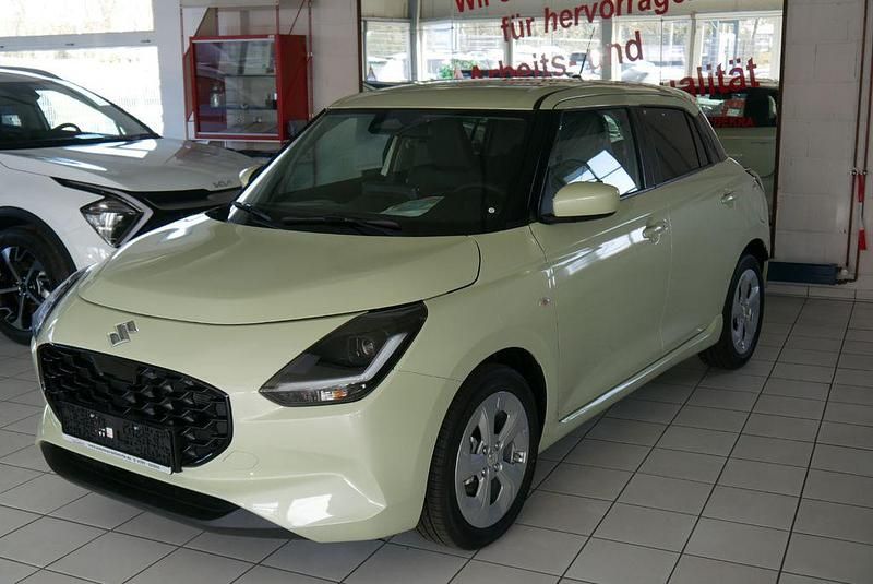 Neu Suzuki Swift Comfort 83 PS (61 kW) 2025 Grün Limousine