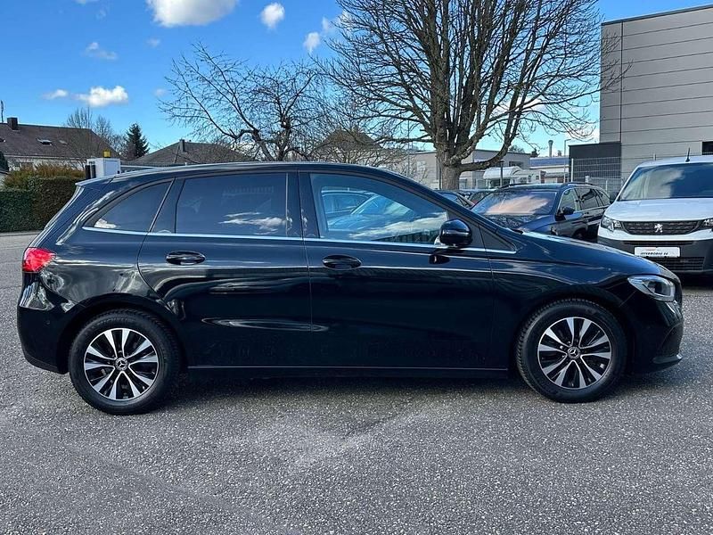 Gebraucht Mercedes B180 Style 116 PS (85 kW) 2020 Kosmosschwarz Van / Kleinbus