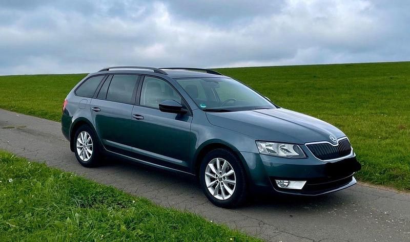 Grau Gebraucht 2016 Skoda Octavia Kombi | 11.700 € (Fairer Preis) - Bild 1/4