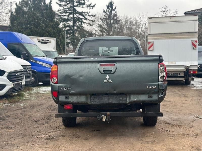 Gebraucht Mitsubishi L200 Invite 136 PS (100 kW) 2011 Grün Pickup