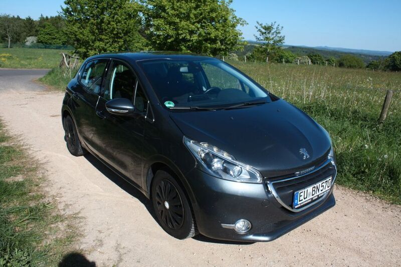 Grau Gebraucht 2014 Peugeot 208 Allure Kleinwagen | 5.599 € (Guter Preis) - Bild 1/4