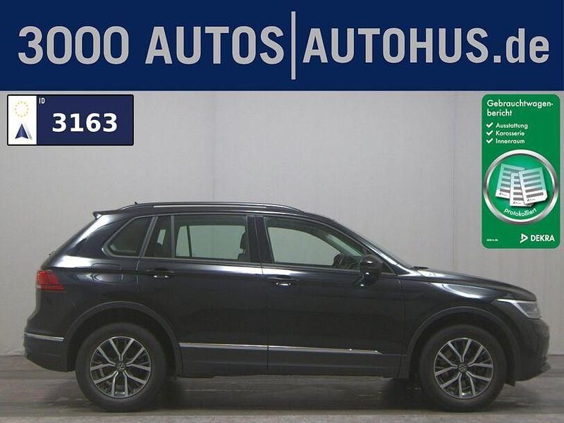 Deep black perleffekt (metallic) Gebraucht 2022 VW Tiguan Life SUV | 22.980 € (Guter Preis) - Bild 1/4