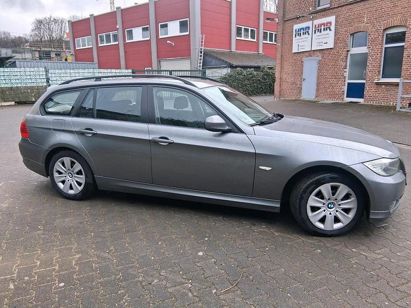 Gebraucht BMW 318 143 PS (105 kW) 2010 Grau Limousine
