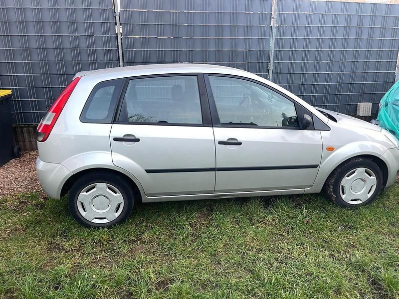 Gebraucht Ford Fiesta 80 PS (58 kW) 2005 Silber Kleinwagen