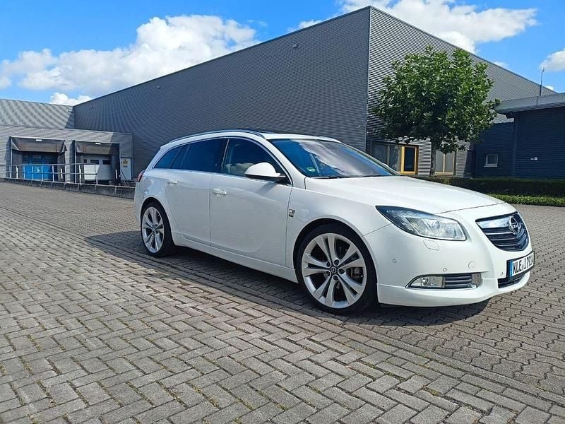 Weiß Gebraucht 2010 Opel Insignia Sport Kombi | 7.700 € - Bild 1/4
