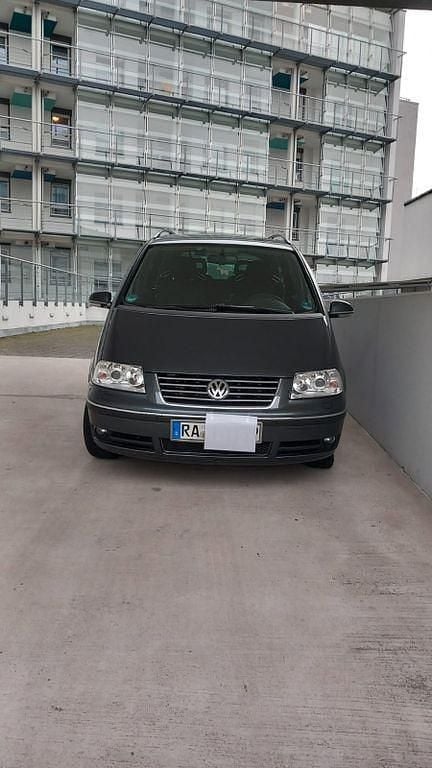 Grau Gebraucht 2008 VW Sharan Highline Van / Kleinbus | 6.890 € - Bild 1/4
