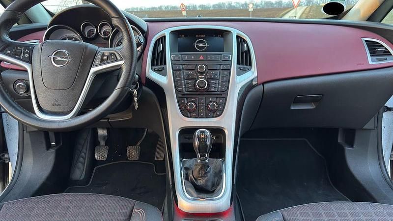 Gebraucht Opel Astra GTC Innovation 165 PS (121 kW) 2012 Weiß Limousine