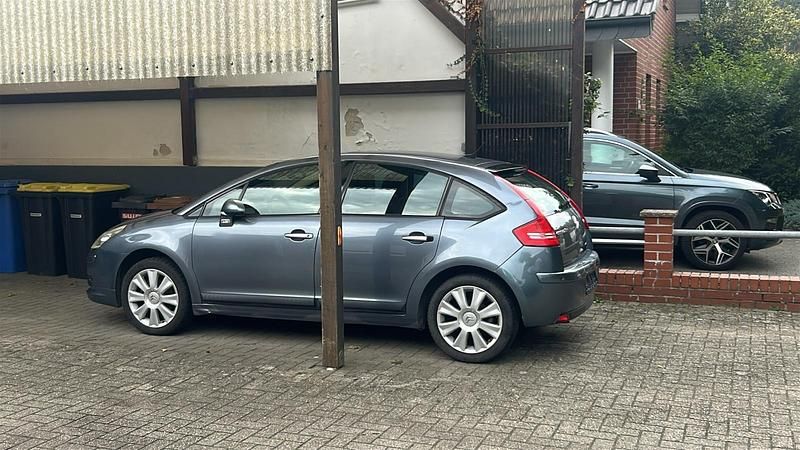 Grau Gebraucht 2006 Citroën C4 Limousine | 1.950 € (Fairer Preis) - Bild 1/4