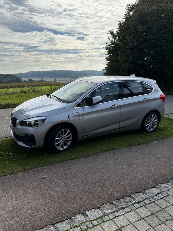 Grau Gebraucht 2018 BMW 225 Active Tourer iPerformance Van / Kleinbus | 17.000 € (Fairer Preis) - Bild 1/4