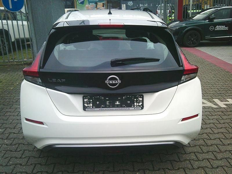 Gebraucht Nissan Leaf Acenta 89 kW (122 PS) 2023 Weiß Kleinwagen