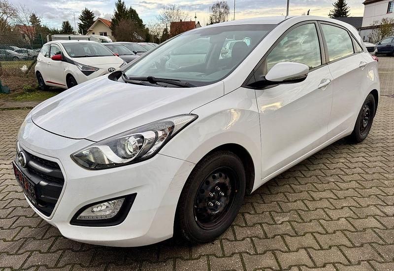 Weiß Gebraucht 2015 Hyundai i30 Trend Limousine | 5.700 € (Guter Preis) - Bild 1/4