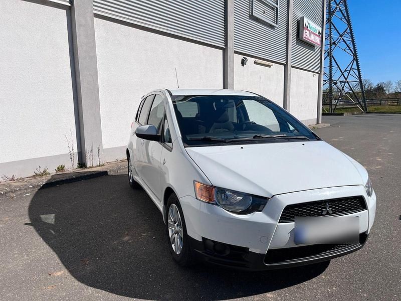 Gebraucht Mitsubishi Colt Motion 95 PS (69 kW) 2012 Weiß Kleinwagen