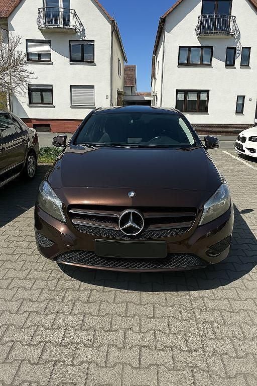 Braun Gebraucht 2014 Mercedes A200 Limousine | 10.500 € (Guter Preis) - Bild 1/4