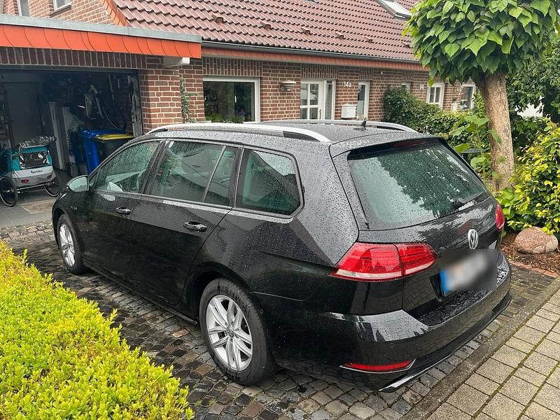 Schwarz Gebraucht 2019 VW Golf VII R-line Kombi | 20.950 € (Etwas zu teuer) - Bild 1/4