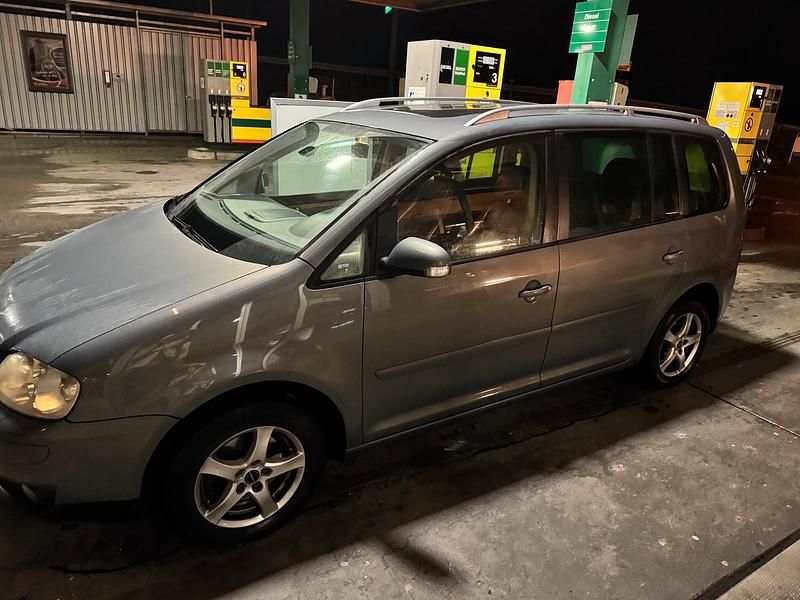 Grau Gebraucht 2004 VW Touran Van / Kleinbus | 3.350 € (Teuer) - Bild 1/4