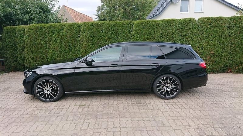 Schwarz Gebraucht 2019 Mercedes E200 Kombi | 28.500 € (Etwas zu teuer) - Bild 1/4