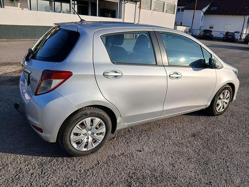 Gebraucht Toyota Yaris Life 90 PS (66 kW) 2012 Silber Limousine