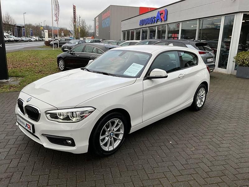 Weiß Gebraucht 2019 BMW 118 Advantage Kleinwagen | 13.900 € (Guter Preis) - Bild 1/4