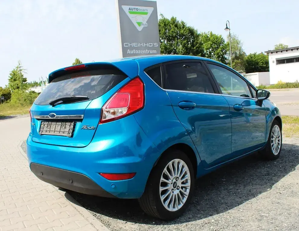 Używany Ford Fiesta Titanium 101 KM (74 kW) 2013 Niebieski Sedan/Limuzyna