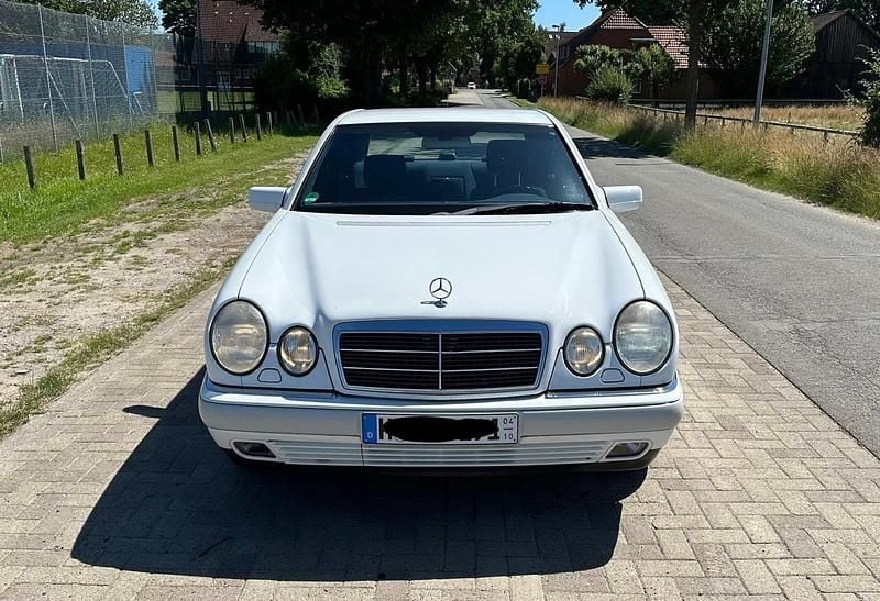 Weiß Gebraucht 1998 Mercedes E280 Limousine | 4.490 € (Guter Preis) - Bild 1/4