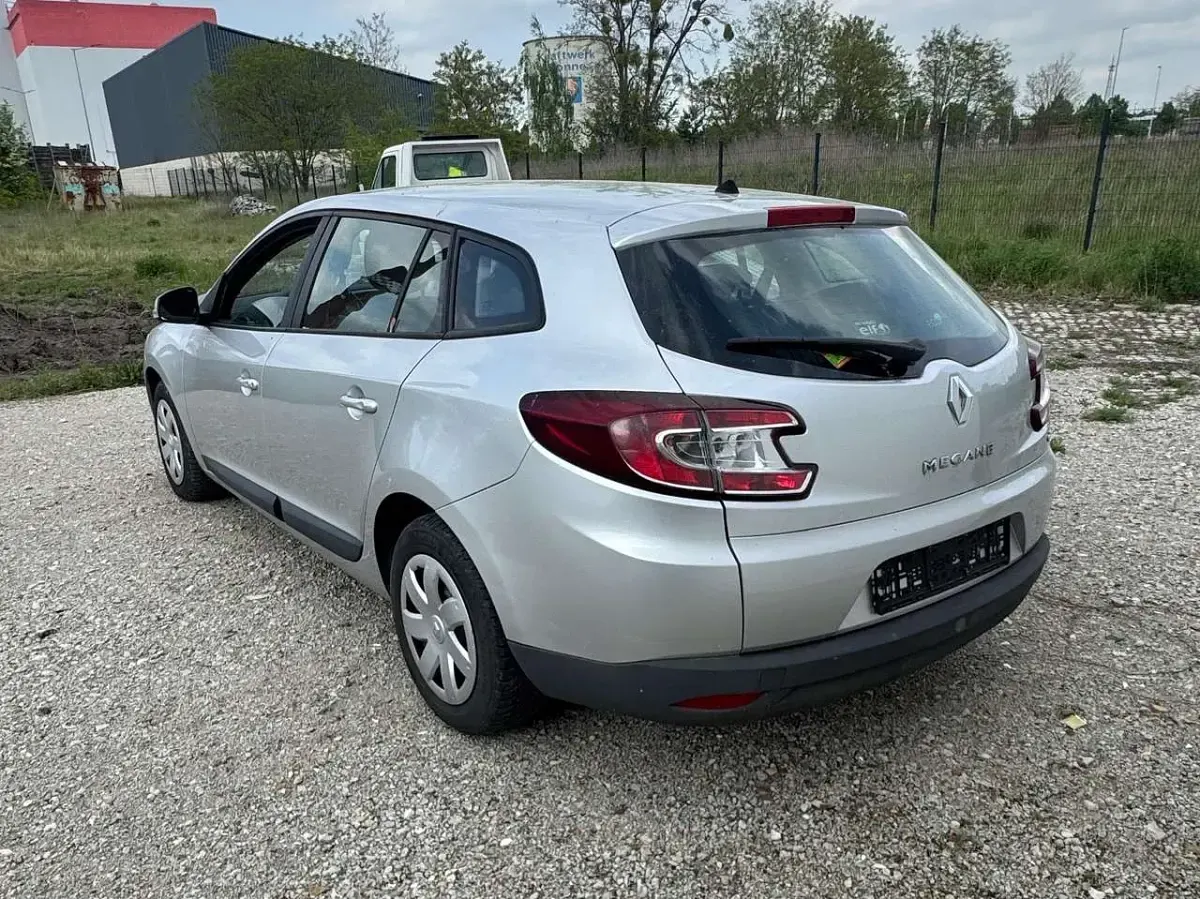 Gebraucht Renault Mégane GrandTour Authentique 110 PS (80 kW) 2010 Platingrau Kombi